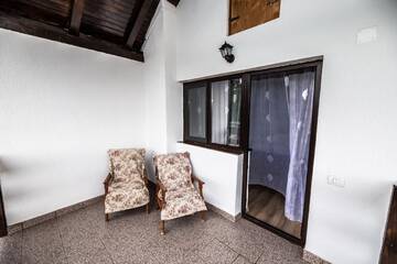 Фото номера Номер с кроватью размера «king-size» и балконом Фермерские дома Casa de sub deal г. Bîltişoara 4