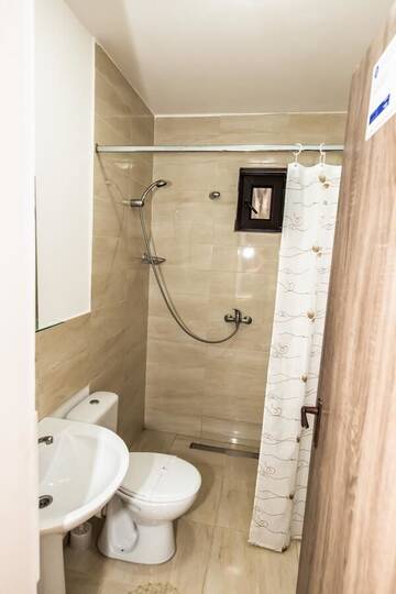 Фото номера Номер с кроватью размера «king-size» и балконом Фермерские дома Casa de sub deal г. Bîltişoara 3